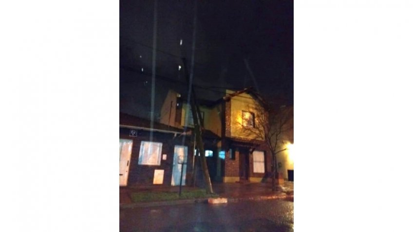 Se cayeron varios postes de luz (Foto en Serrano al 1400)